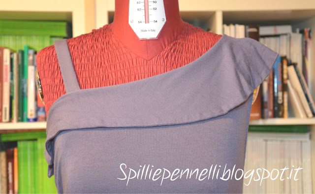 Asimmetria in lilla per l’abito in jersey di cotone