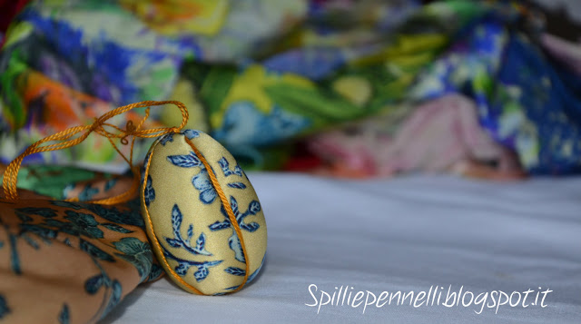 Utilizzo creativo dei ritagli di seta…facciamo le uova per l’albero di Pasqua!