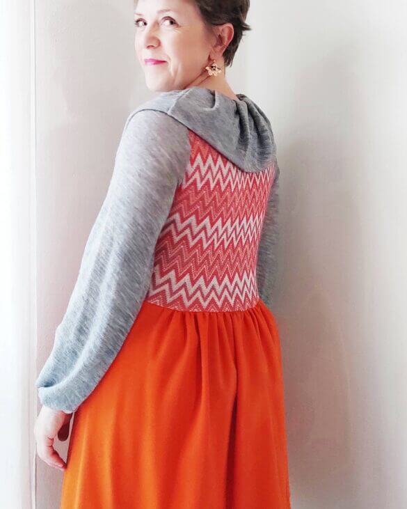 Vestito su misura in pura lana fatto a mano di colore arancione e grigio