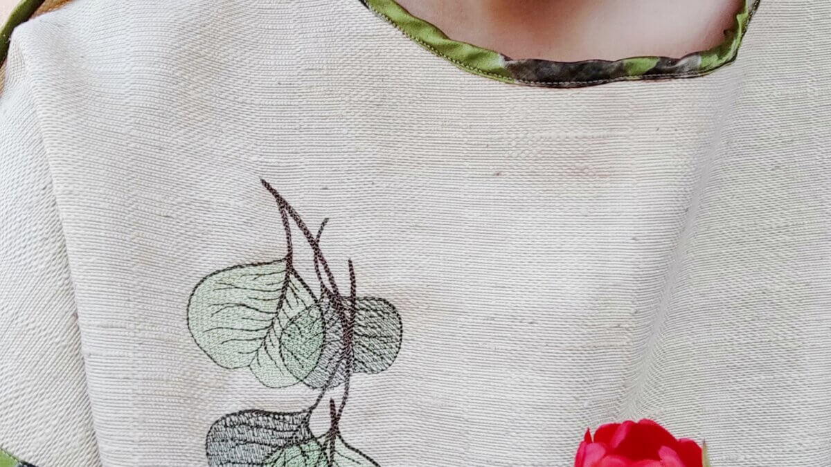 Blusa in seta impreziosita con ricamo floreale